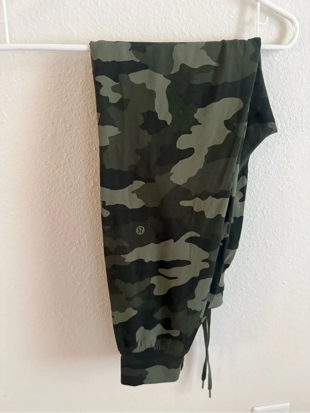 lululemon athletica Camo Track Joggers - Olive/Black